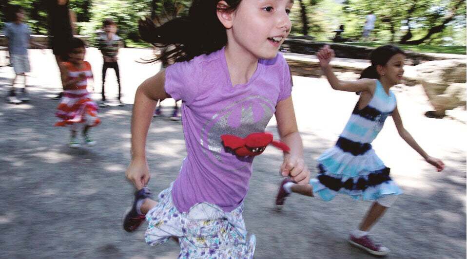 Children running in a race with the Battaro plush key ring